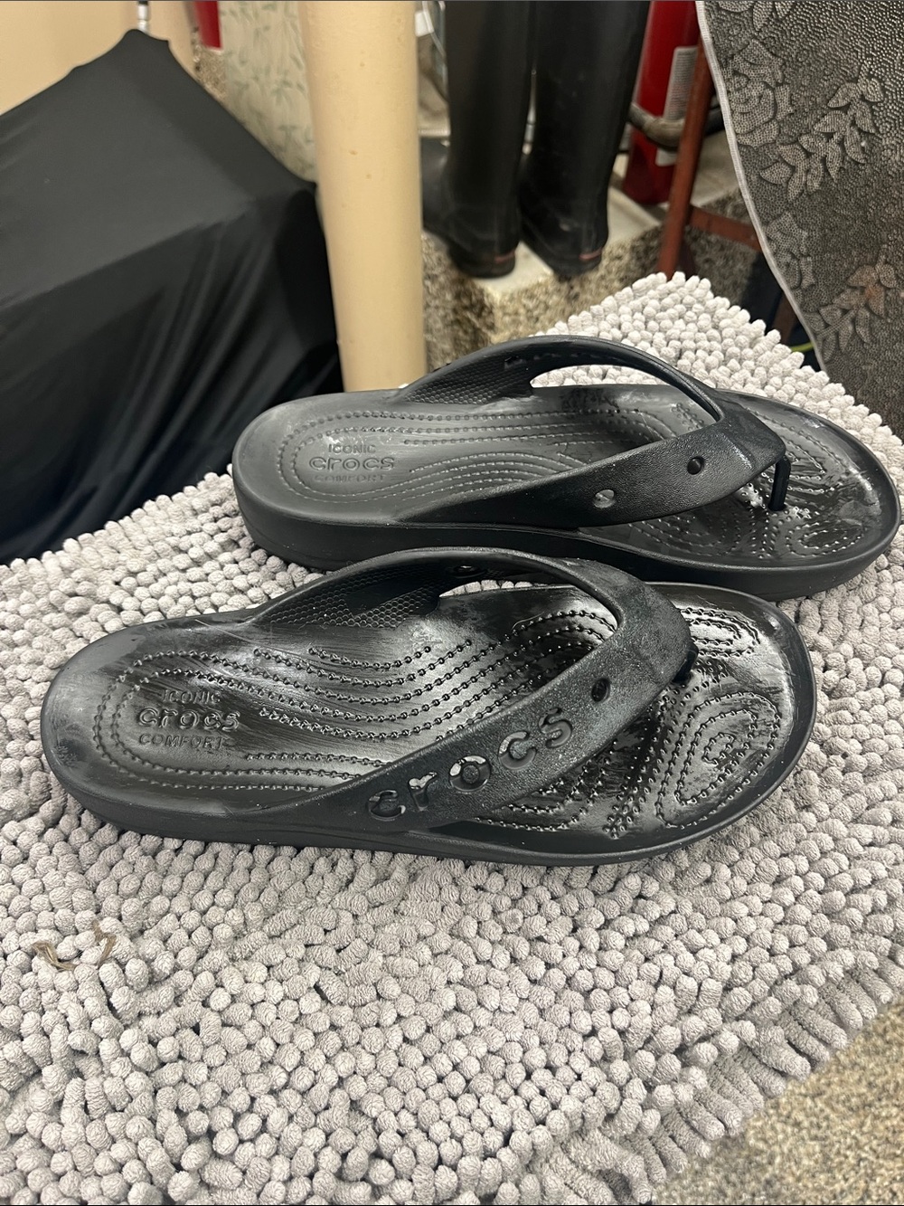 Crocs blk flip dlop good pre owned condition Sz 9 wide